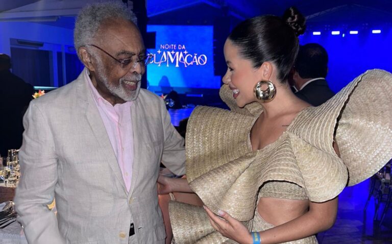 Gilberto Gil elogia look de Laura Brito inspirado em sua música “Eu Vim da Bahia” na Noite da Aclamação