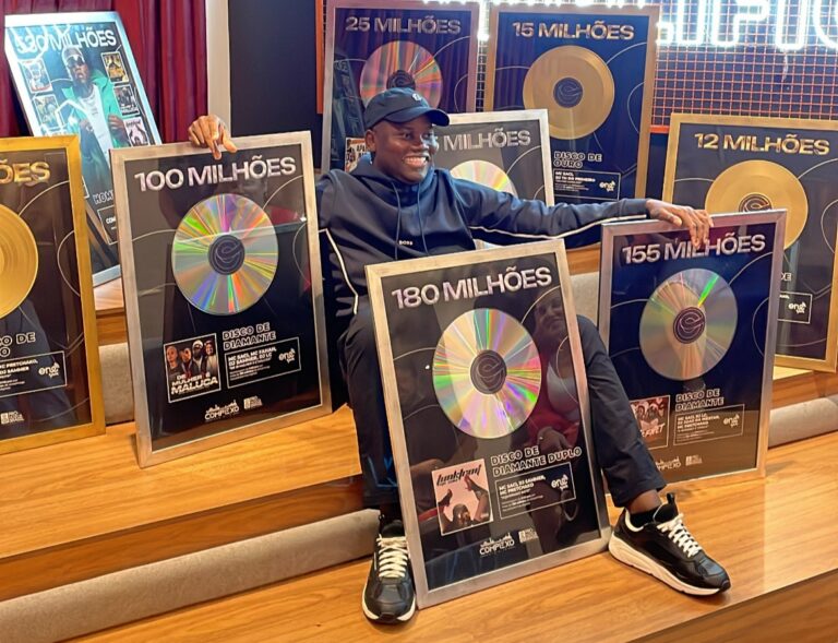 MC Saci recebe placas de diamante por hits na carreira