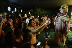 Camarote Folia Tropical anuncia grandes atrações e novo espaço para o Carnaval 2025 Há 13 anos sendo palco de grandes momentos na Marquês de Sapucaí, o camarote Folia Tropical prepara uma edição especial para o Carnaval 2025. Com a tradição de celebrar a música brasileira e reunir artistas renomados, o espaço promete encantar o público com atrações que transitam entre samba, axé e a nova MPB. Entre os primeiros nomes confirmados para animar os foliões estão:  – Sábado (Série Ouro): Samba 90 -Netinho de Paula, Chrigor e Marcio Art   – Domingo: Criolo e Leci Brandão  – Segunda-feira: Diogo Nogueira  – Terça-feira: Os Garotin, ganhadores do Grammy Latino e revelação da música brasileira  – Desfile das Campeãs: Olodum, ícone da cultura afro-brasileira, trazendo seu inconfundível batuque que emociona e conecta gerações.  