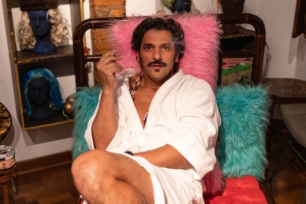 Da telinha para os palcos. Após brilhar na novela da Globo ‘Volta por cima’, Gil Hernández estreia nos palcos cariocas ‘Boy’, o seu primeiro monólogo, no dia 4 de julho, no Teatro Café Pequeno, no Leblon