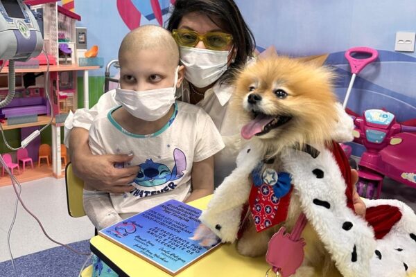 Roberta Miranda e seu mascote, Severino, realizam ação social
