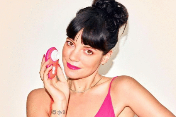 Lily Allen presenteia amigos famosos com brinquedo erótico em festa de novo álbum