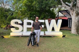 Moisés Navarro marca presença no São Paulo Fashion Week 2025 e prestigia o estilista Luiz Claudio