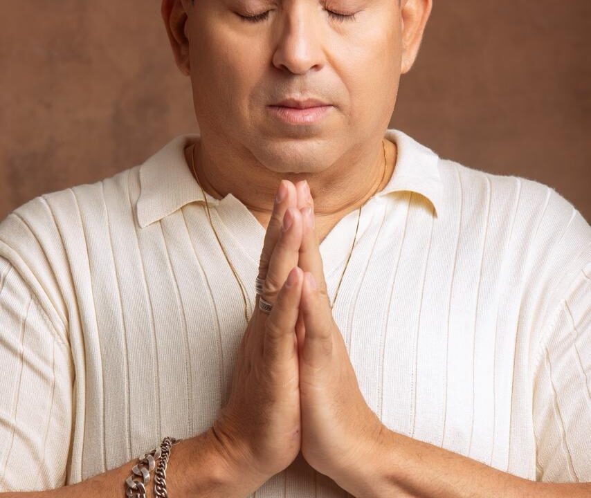 Cantor Duda Ribeiro ensina banho de ervas para o réveillon e fala sobre fé, cura, superstições e a forte influência de Clara Nunes em sua carreira<br>