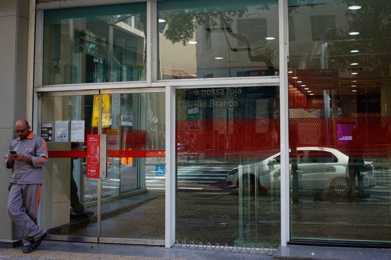 Bancos brasileiros fecham 2.300 agências em 2025: Por que os custos operacionais continuam subindo?