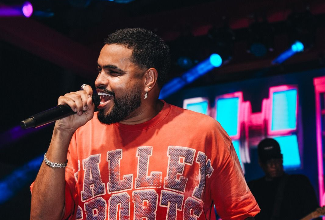 Bloco “Seremos Felizes” de Yan reúne 10 mil pessoas na estreia e marca o Carnaval carioca