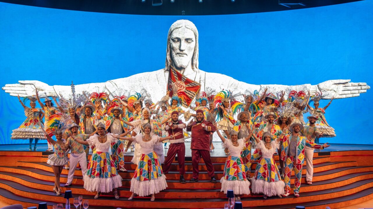 No ritmo do Carnaval, o Roxy Dinner Show prepara apresentação especial para quem quer celebrar a folia com experiência completa de música, gastronomia e espetáculo em Copacabana