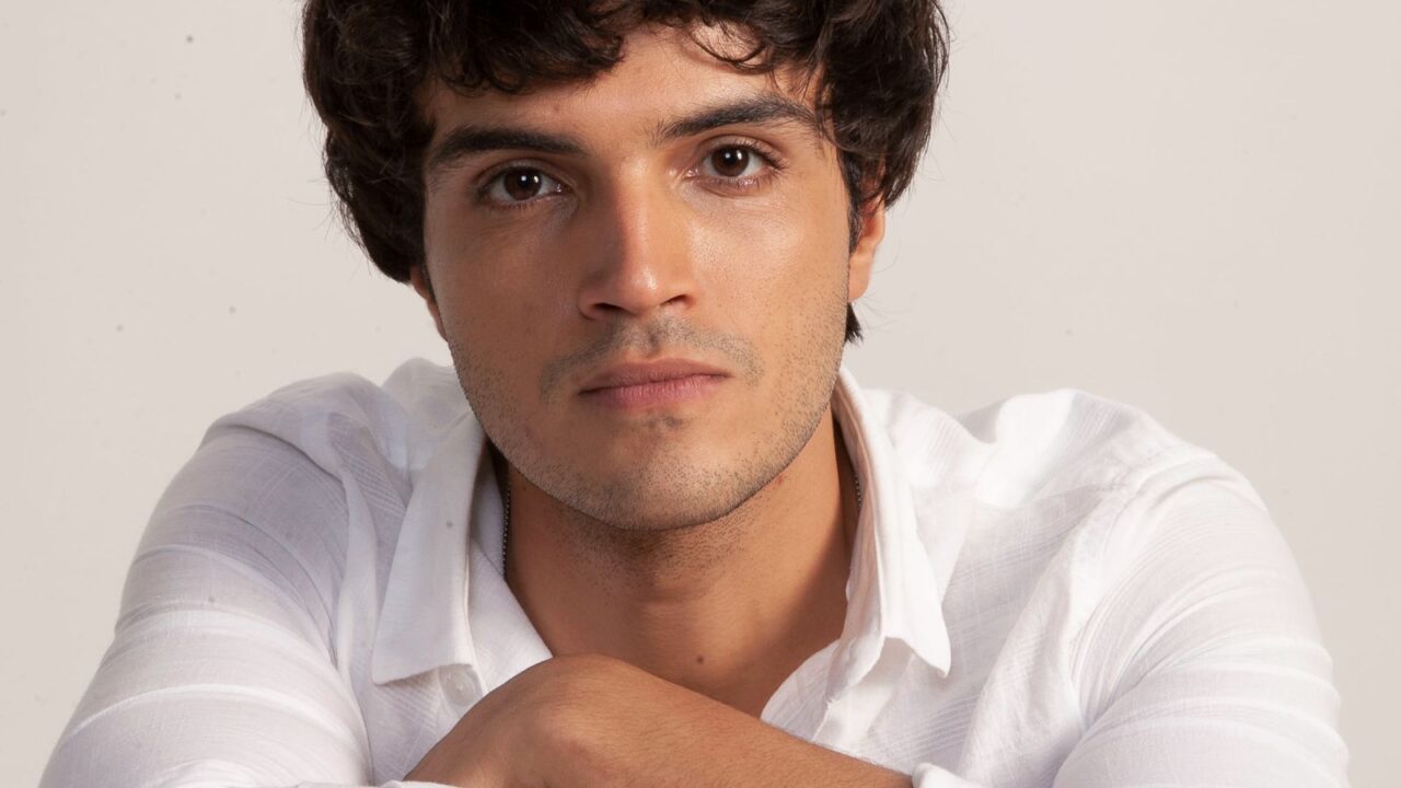 Após interpretar Elvis Presley e Rocky Balboa no palco, o ator Daniel Haidar está em Hamlet, em musical e será o Walmor Chagas, no cinema.