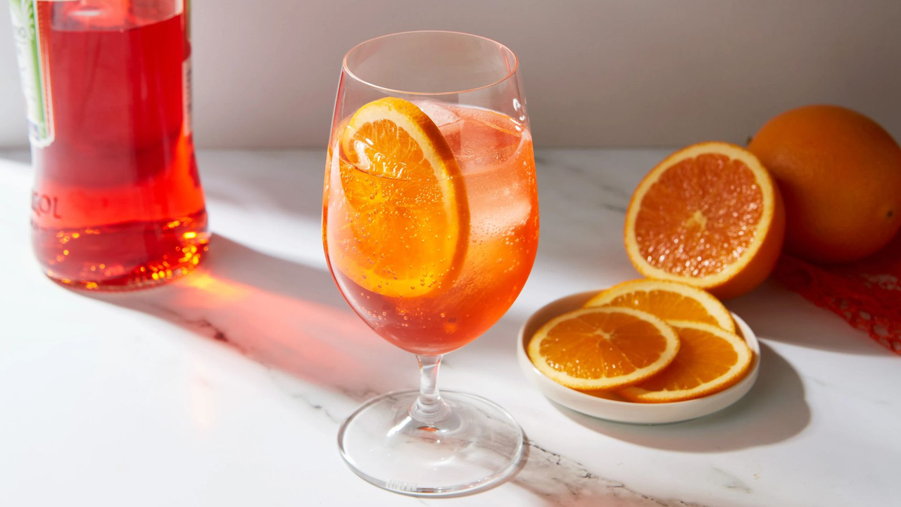 Quanto custa transformar uma bebida regional em uma febre bilionária? 🍹